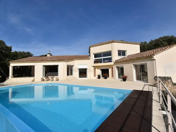 VUE PANORAMIQUE EXCEPTIONNELLE pour cette Maison à vendre de 6 pièces + garage et piscine à débordem