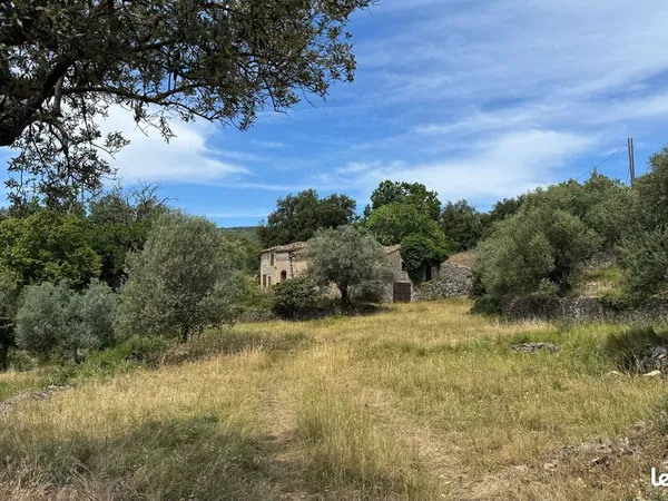 Bergerie en pierre 170 m² à rénover, 3,5 ha, oliveraie, calme absolu, 10 min de fayence