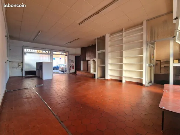 À LOUER - LOCAL COMMERCIAL DE 64 m² - EMPLACEMENT STRATÉGIQUE À PERPIGNAN