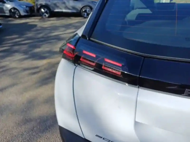 Peugeot 2008 hybrid 110 e-dcs6 — photo 17