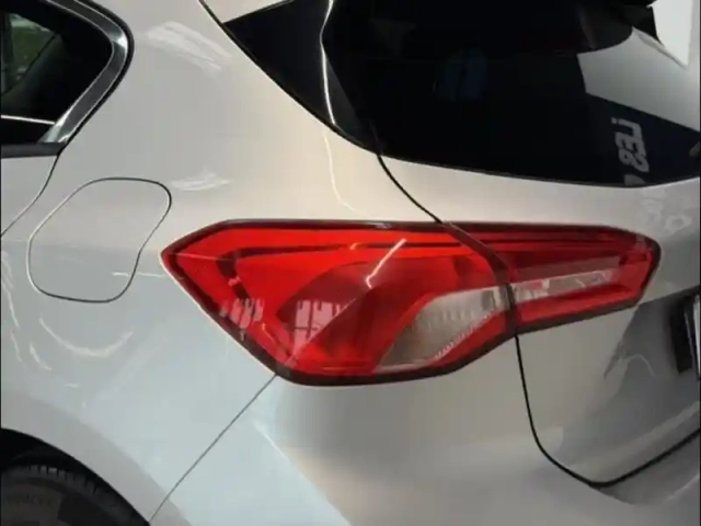 Ford Focus 1.5 ecoblue 120ch titanium — photo 11