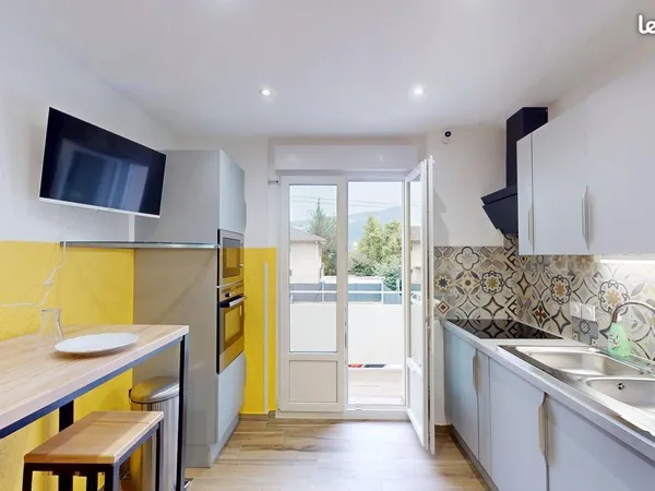 Superbe colocation NEUVE de 2 chambres POUR FILLES avec grand balcon à la DOUANE SUISSE à Ambilly, a
