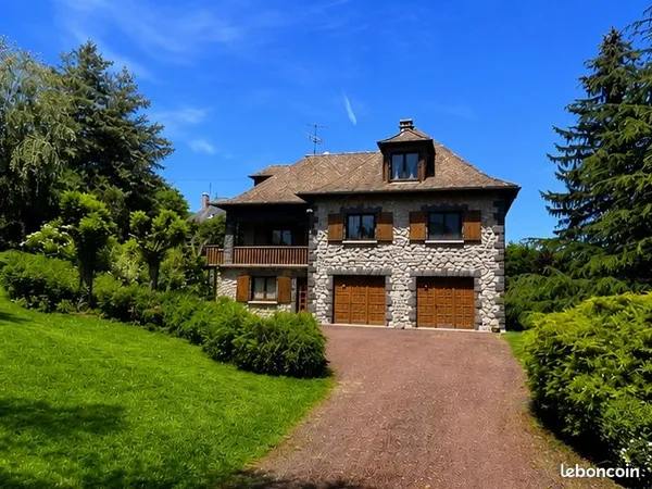 Maison de caractère en partie en pierre avec parc, prairie et verger