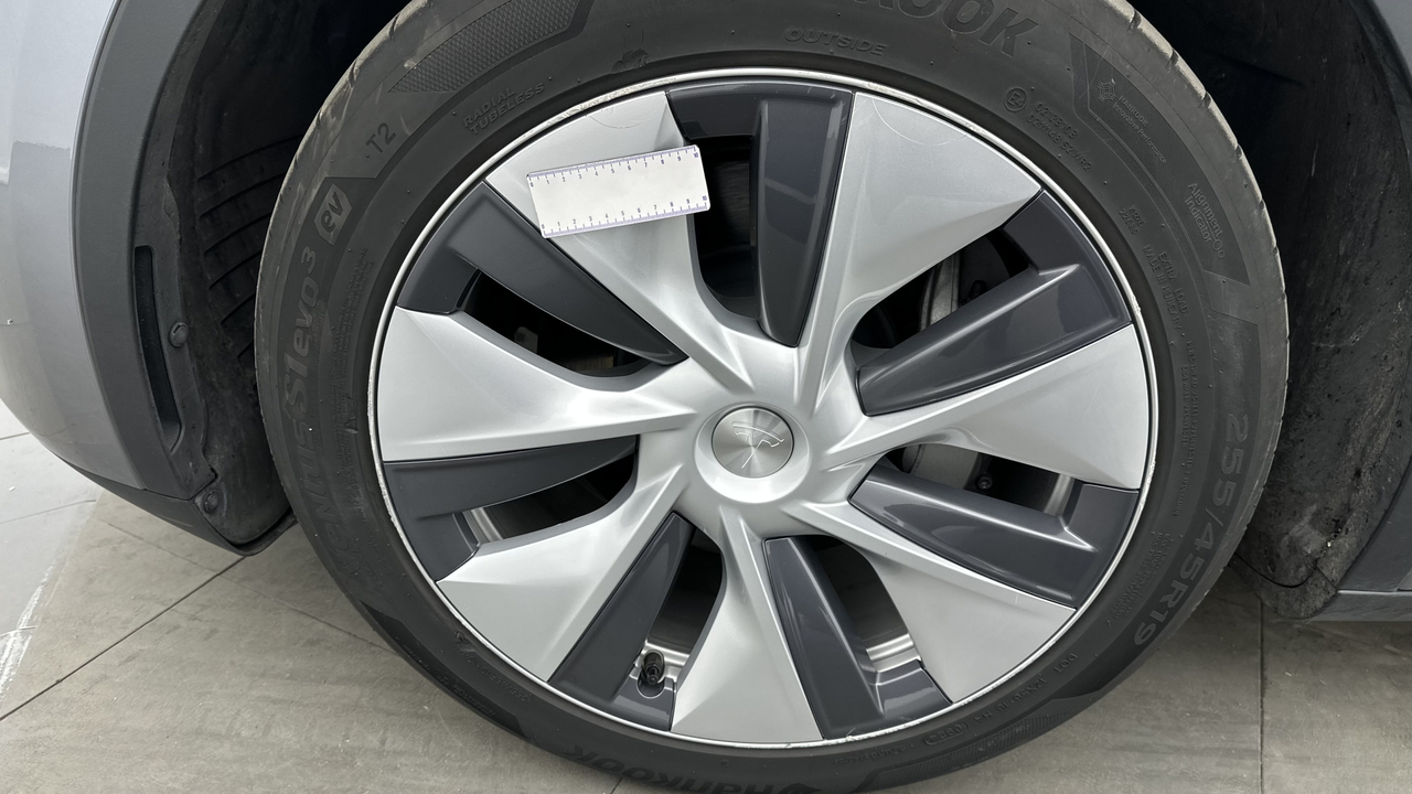 Tesla MODEL Y Standard RWD — photo 37