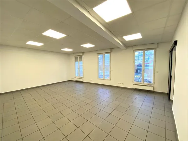 Bureaux avec accès indépendant sur rue