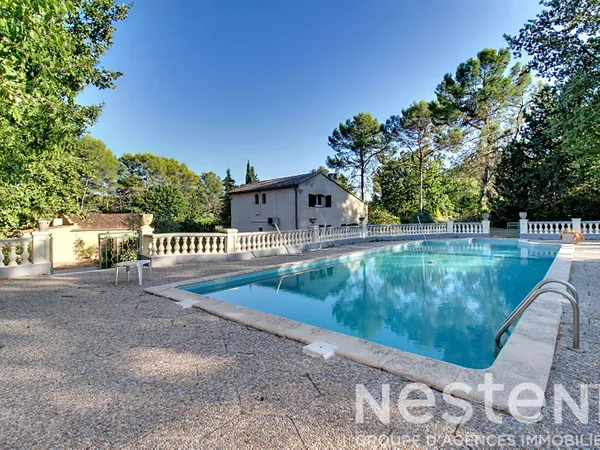 A VENDRE DRAGUIGNAN - Propriété d'environ 240 m² avec deux maisons, studio indépendant, piscine et d