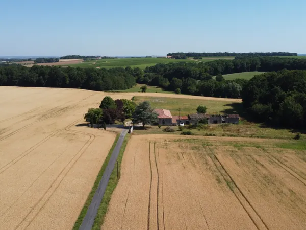 Ancienne ferme de caractère, entièrement rénovée, au coeur de 1,5 hectare de nature préservée