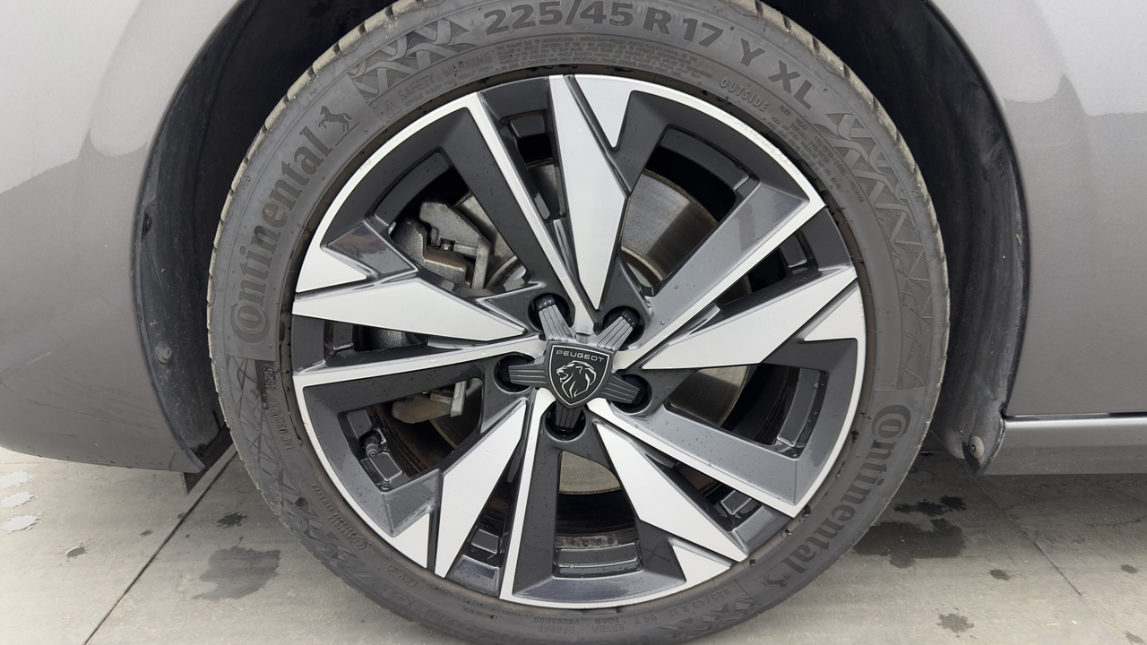 Peugeot 308 SW PHEV 180 e-EAT8 — photo 9