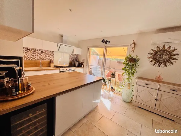 Appartement meublé avec terrasse plein sud et deux stationnements - Eyguières