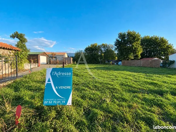 Terrain 697 m² SAINT LUMINE DE COUTAIS