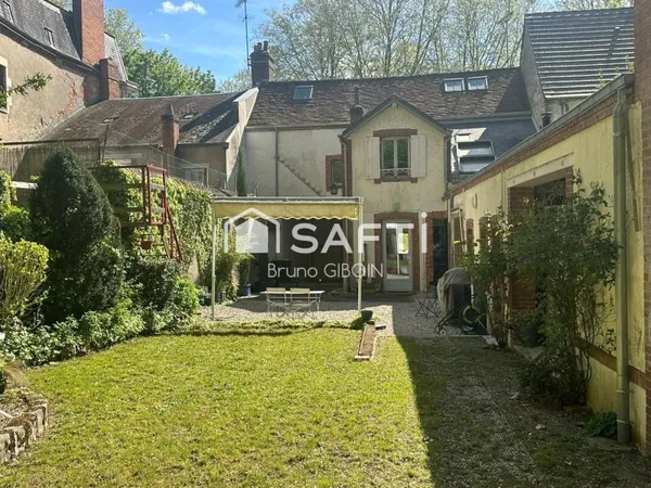 Maison de ville, 171 m², 4 chambres, jardin, dépendances, atelier et caves.