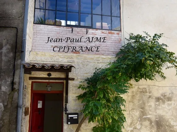 BARJAC  Maison de village soigneusement rénovée  66 m²  Garage voûté