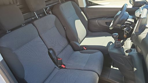 Peugeot Partner 1.2 PureTech 110 - Pack Asphalt – 2023 – 16224 km – Essence – Boîte Manuelle — photo 5