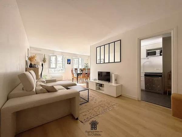 VERSAILLES AVENUE DE PARIS - MERMOZ - 3P de 72m2 traversant E/O en très bon état - Cave - Pkg