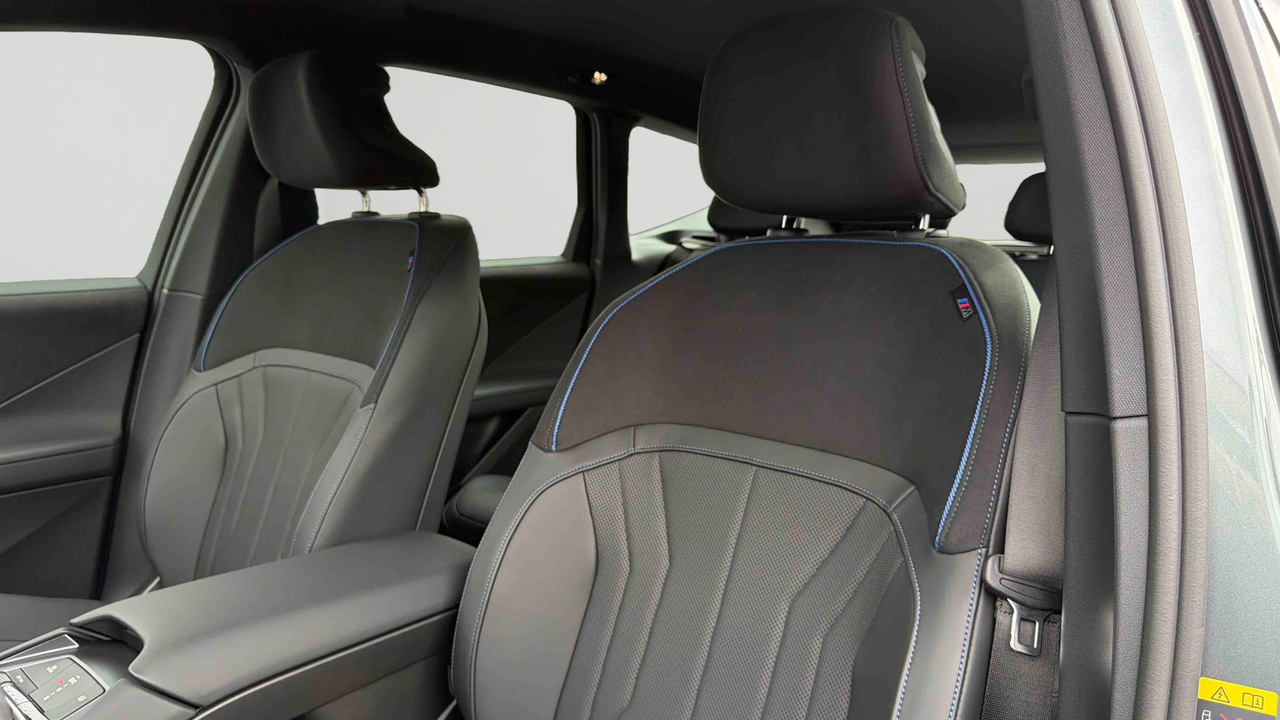 BMW iX3 50 xDrive — photo 28