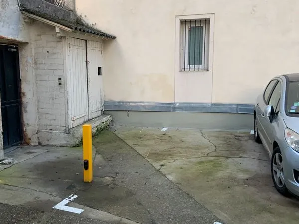 Place parking cour fermée
