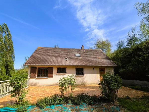 Pavillon sur env 9000m2 de terrain vivable de plain pied