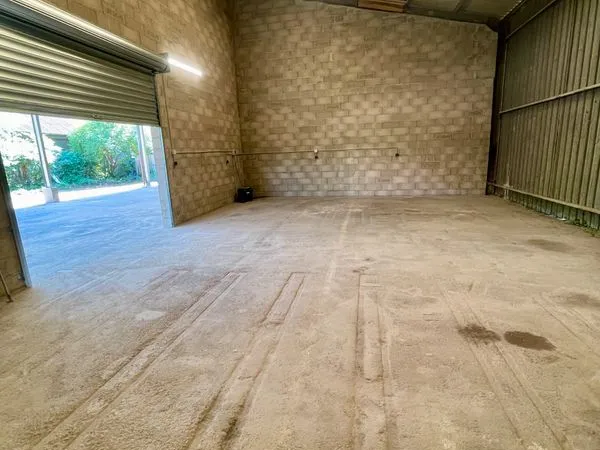 GARAGE ou BOX DE STOCKAGE 93m2
