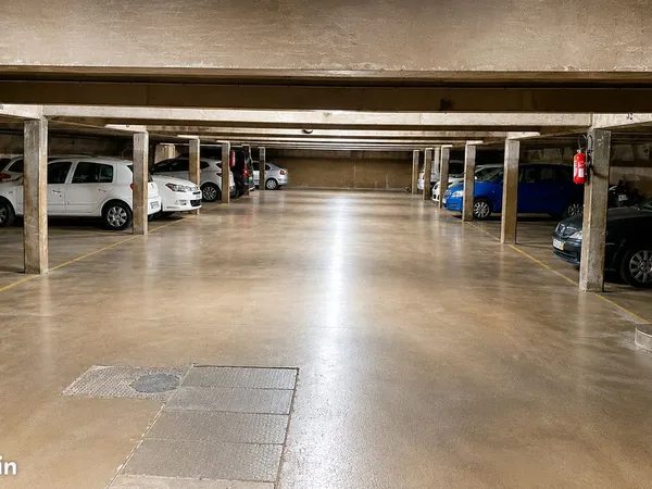 Place de parking couverte à 5mn de Mairie de Montreuil