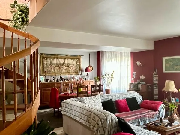 Maison avec jardin et cour