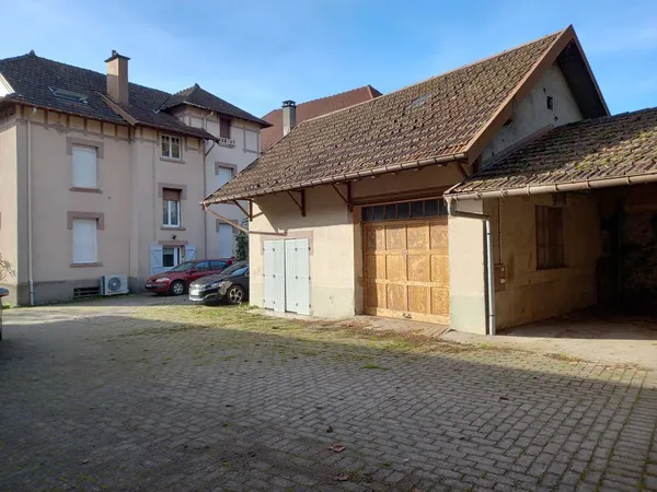 Loue garage dans une cour privative