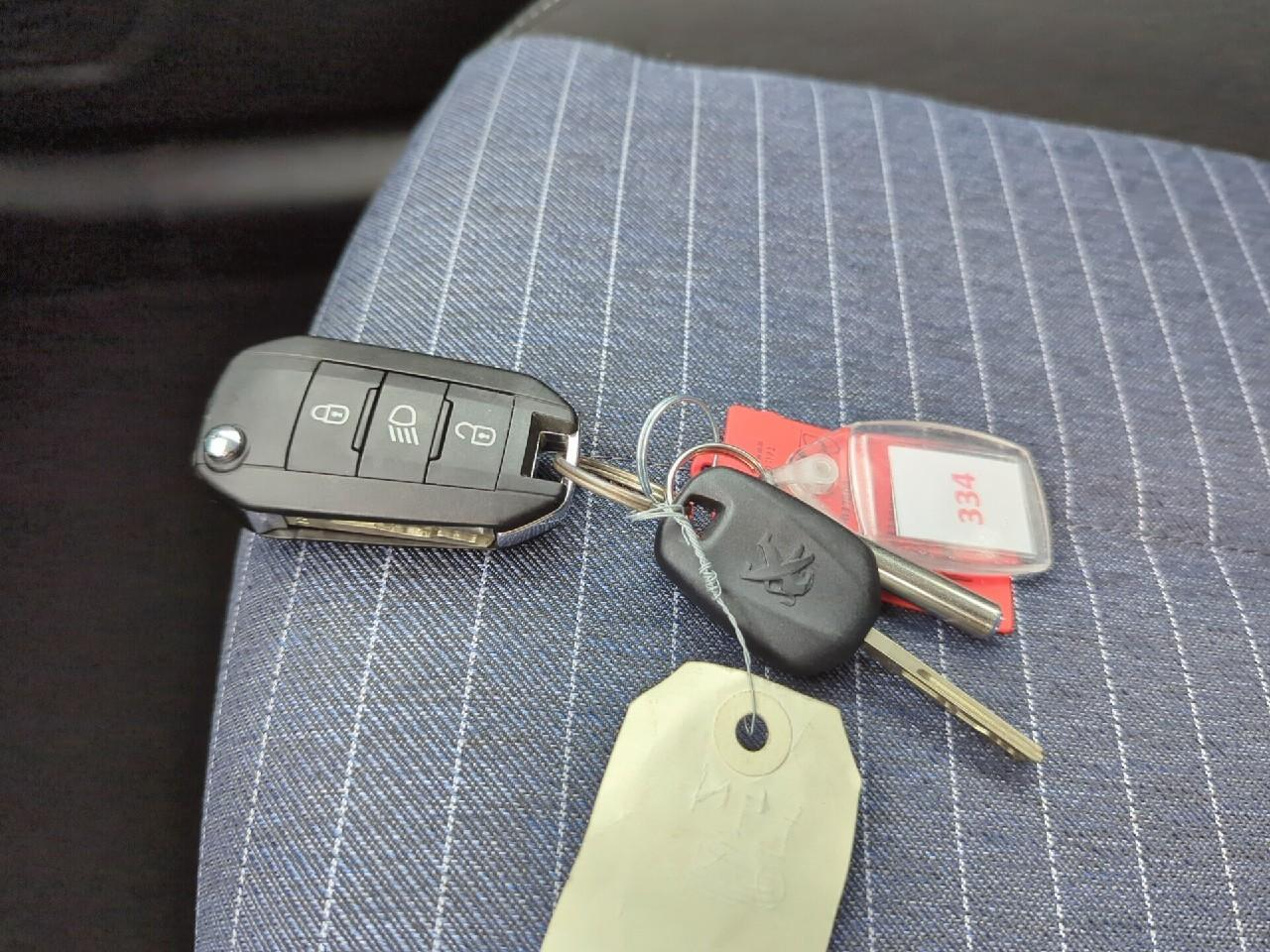 Peugeot 208 puretech 75 s&s bvm5 like — photo 25