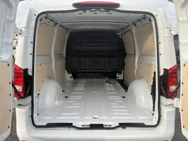 Mercedes Vito 114 cdi fourgon long 136ch bva — photo 13