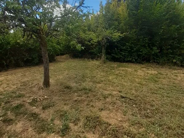 Av terrain à bâtir de 540 m2 environ non viabilisé, clos, exposé Ouest