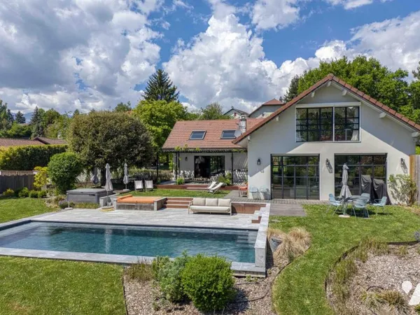 Maison 8 pièces 590 m²