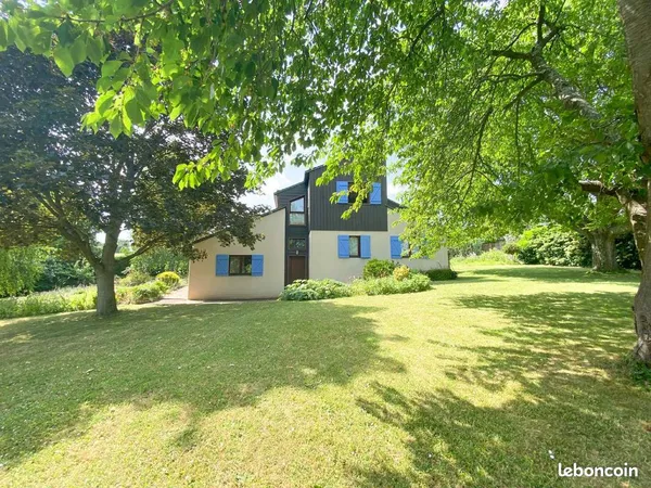 Proche centre ville, spacieuse maison d'architecte dans son jardin ombragé