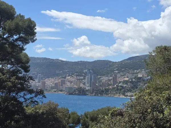 ROQUEBRUNE CAP MARTIN - 3 PIECES VUE MER - CAVE ET GARAGE - JARDIN PRIVATIF ET PISCINE