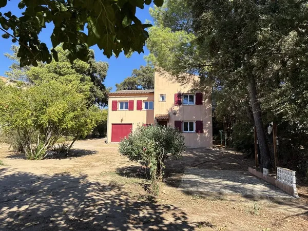 PORTO-VECCHIO CENTRE-VILLE Maison composée de 2 appartemen