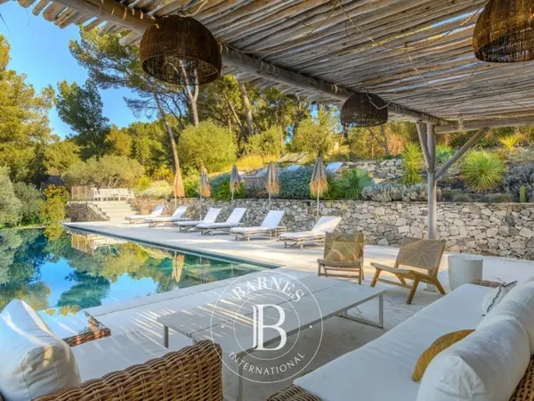 VENTE - CASSIS - SUPERBE PROPRIETE FAMILALE AVEC ANNEXE ET PISCINE - VUE VIGNOBLES