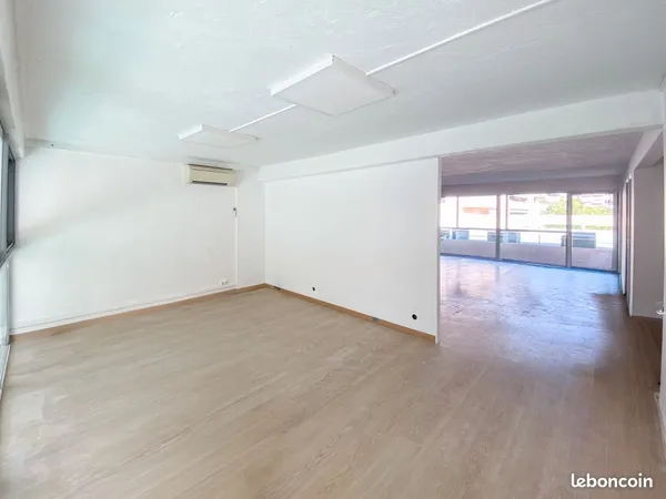 Bureau de 57 m² - Mandelieu centre