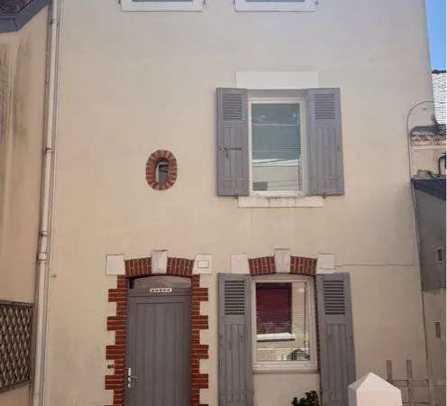 Maison de ville face à la Loire