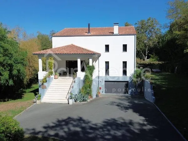 Maison 5 pièces 242 m²