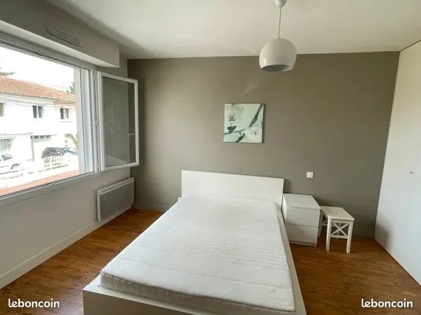 Belle chambre avec Sdb dans grande maison