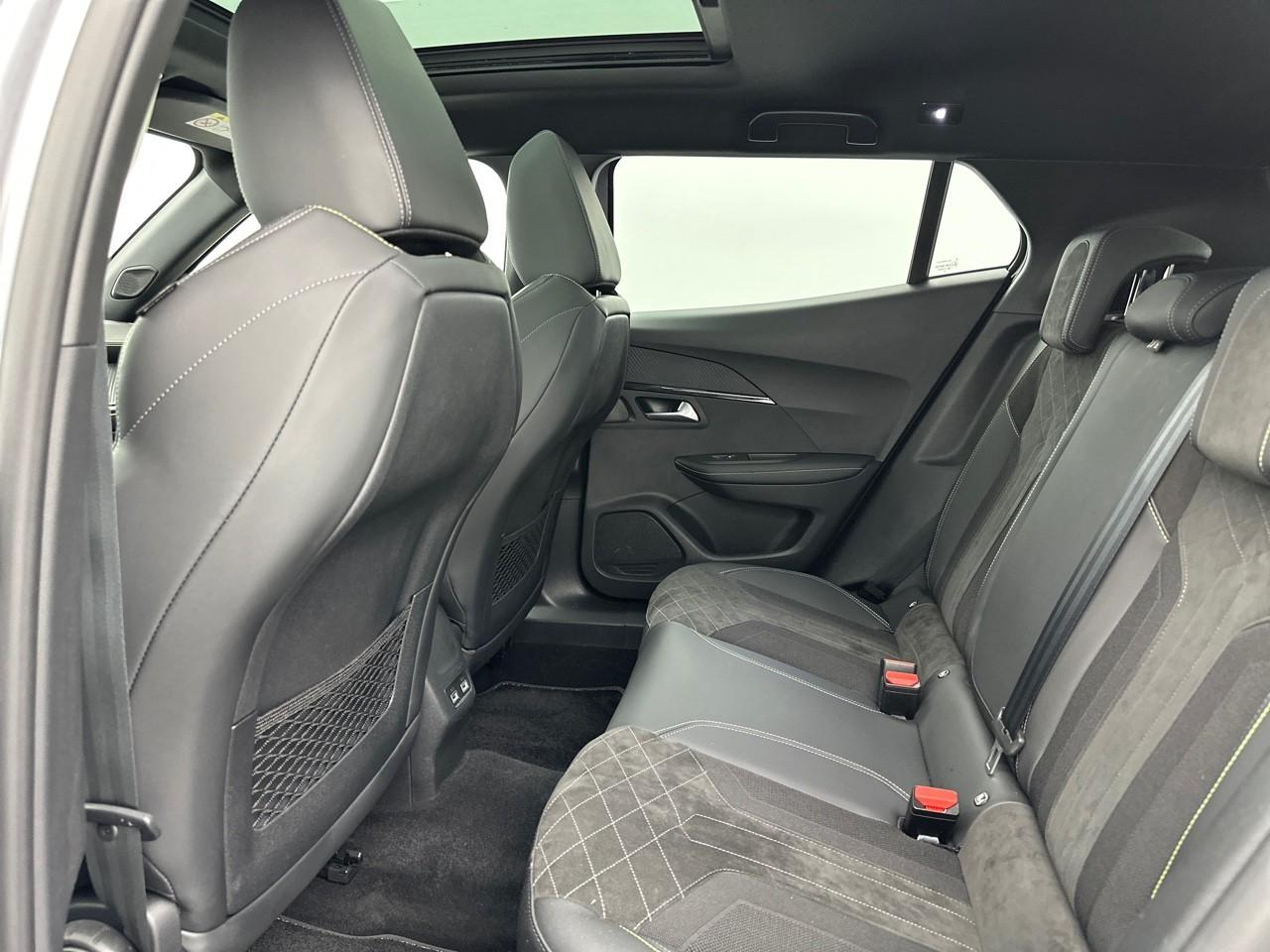 Peugeot 2008 puretech 130 s&s eat8 gt pack — photo 12