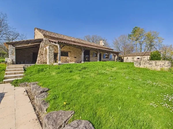 Chamant ensemble avec piscine, dans un hameau à proximité de Villeréal