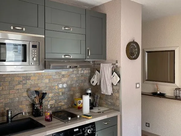 Charmant appartement meuble en centre ville avec place de parking privative securisee en sous-sol