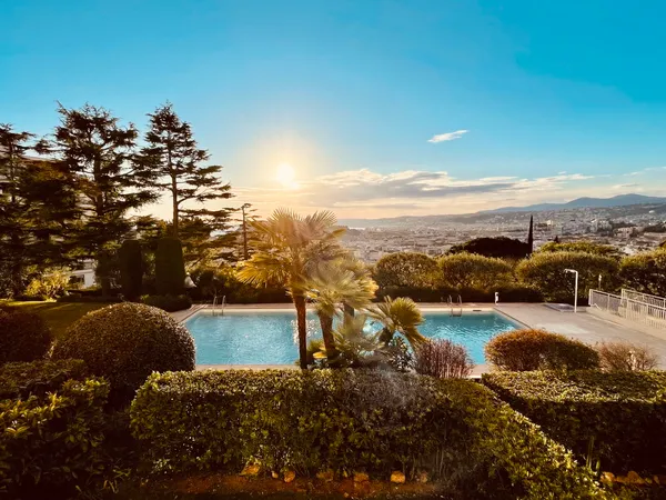Loue appartement Meuble 60m² résidence standing Mont Boron piscine, terrasse, balcon parking vue cal