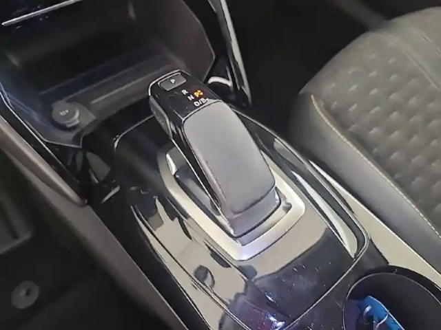 Peugeot 2008 electrique 136 ch — photo 14