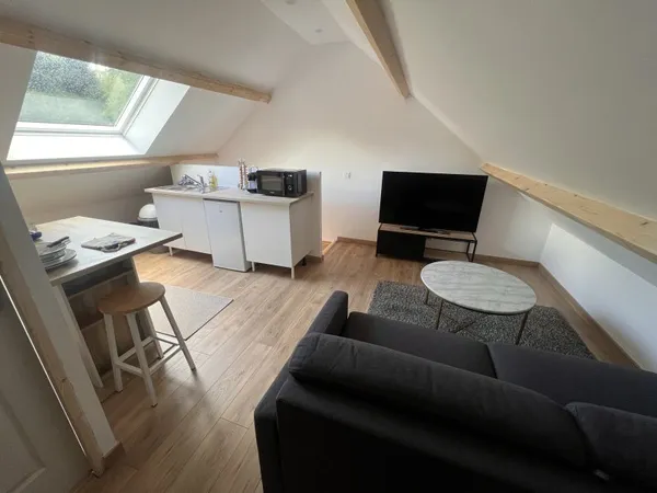 Loue appartement étudiant au dessus de notre garage dans notre propriété