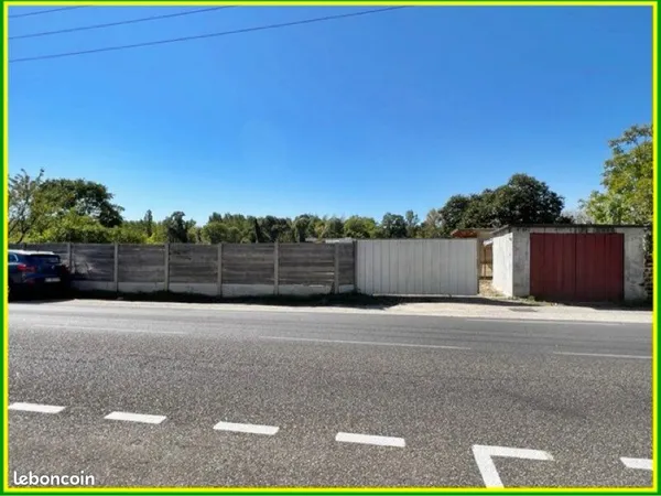 Terrain de 500m2 avec box et hangar