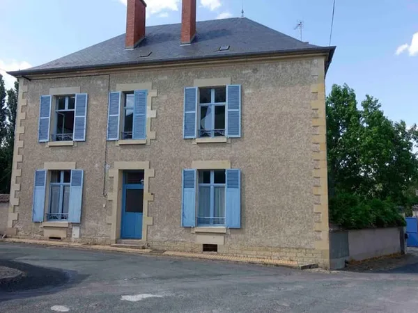 Maison Bengy Sur Craon 7 pièce(s) 210 m2 avec dépendances entièrement rénovée