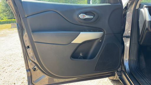 Jeep Cherokee 2.2 CRD 4WD 184 cv boite auto - Night Eagle – 2018 – 95375 km – Diesel – Boîte Automatique — photo 32