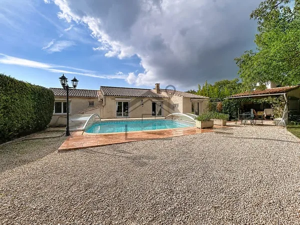 Maison T4 de plain pied sur 1088 m² de terrain avec piscine.