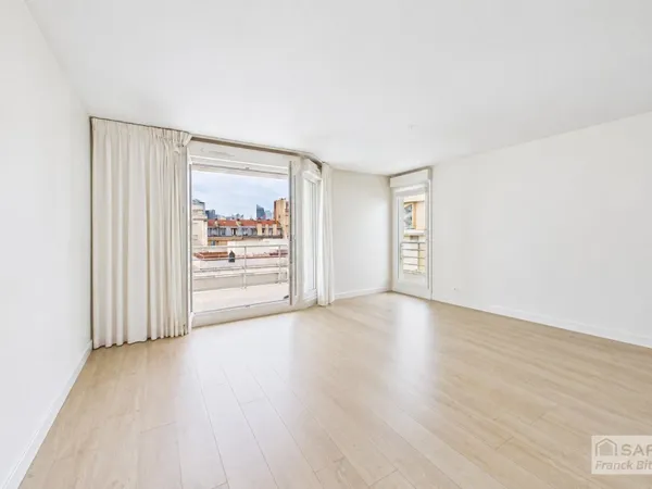 Bécon. 4 pièces moderne avec 3 balcons, 1 cave et 1 parking (2ème en sus).