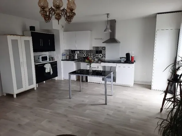 APPARTEMENT AGREABLE 2 CHAMBRES AVEC PARKING COUVERT