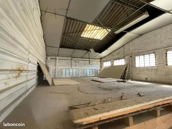 Local d'activité 596 m²